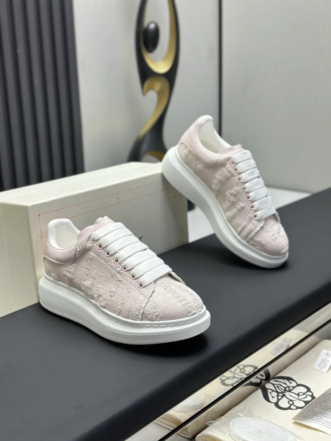 👟👟Ex-factory price 600👟👟 (🥇Top version produced in Dongguan🥇) A new upgrade of the classic McQueen white shoes. This upgrade of McQueen, which has been done for 4 consecutive years, will definitely bring you the most cost-effective ALEXANDER MCQUEEN classic in the market. If you are not confident about the quality of such a classic and world-destroying model, there is really no need to put it on the table🔙.  Purchased original version from HK counter, various demolitions.  All kinds of PKs are welcome💥.  (Anyone who has the original version at the stall is welcome🆚) The thick sole perfectly increases the elongated visual effect. The most perfect proportion of the shoe body is this last shape. The logo font on the rear tail is printed in small fonts. The logo on the foot is made of genuine leather with air-pressed colorless process. We will always update the color with the counter. 🔘Upper: genuine customized environmentally friendly full-grain cowhide 🔘Inner lining: imported mixed sheepskin (the genuine product is also sheepskin, not the cheap cowhide on the market) 🔘Sole: Exclusive molded TPU➕rubber injection molded layered outsole, (purple tail, pink tail, red tail, burgundy tail, rose gold tail sequin series, Velcro men's model needs to be customized, non-returnable) 🔘Code number 34-44 (women's size 34.40 is custom-made).